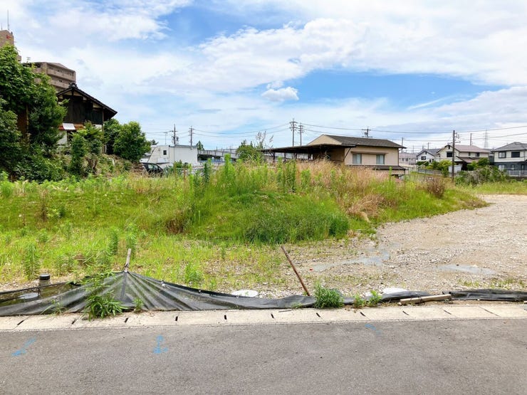 【北向きの土地】
北向きの土地は直射日光を受けにくいです!
そのため室内や駐車中の車が高温になりにくく、夏場でも比較的涼しく過ごすことができ、エアコンの効率も向上するため省エネ効果が期待できます♪