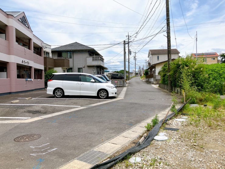 【前面道路】
大型車の通行が少なく、静かで落ち着いた環境が魅力です♪
小さなお子さんがいるご家庭でも安心して暮らせます!
車がスピードを出しにくく、交通事故のリスクも低減される安全な住環境です!