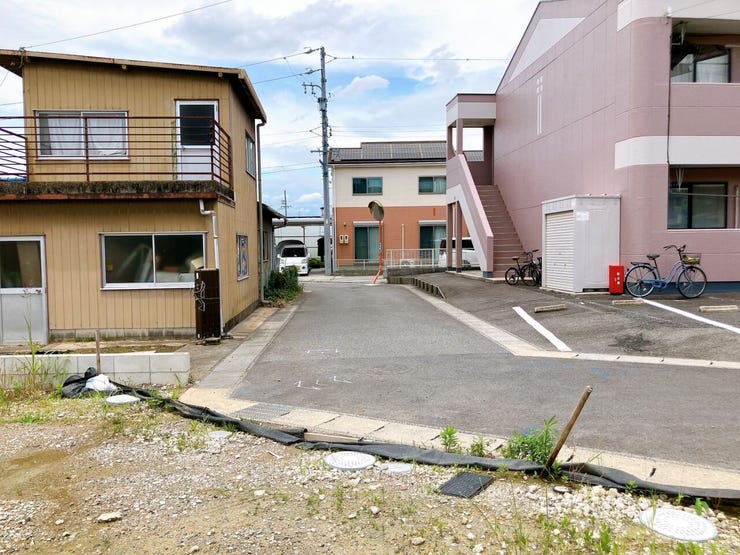 【前面道路】
交通量が少なく静かな環境のため、歩行者や高齢者、お子様にも安心の立地です♪
周辺の騒音も少ないため、落ち着いた雰囲気の中で穏やかな毎日を過ごしたい方にぴったりの住環境です!