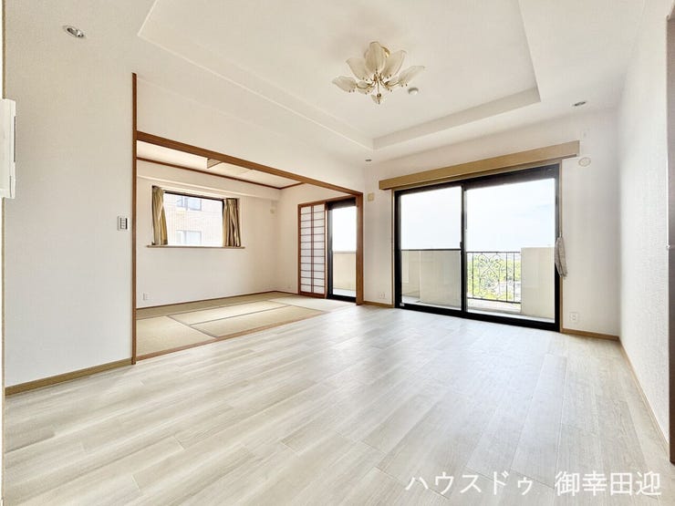 ■安らぎと笑顔の中心地■陽光が優しく降り注ぎ、会話が自然と弾む。ここでは、毎日が特別な時間へと変わります。