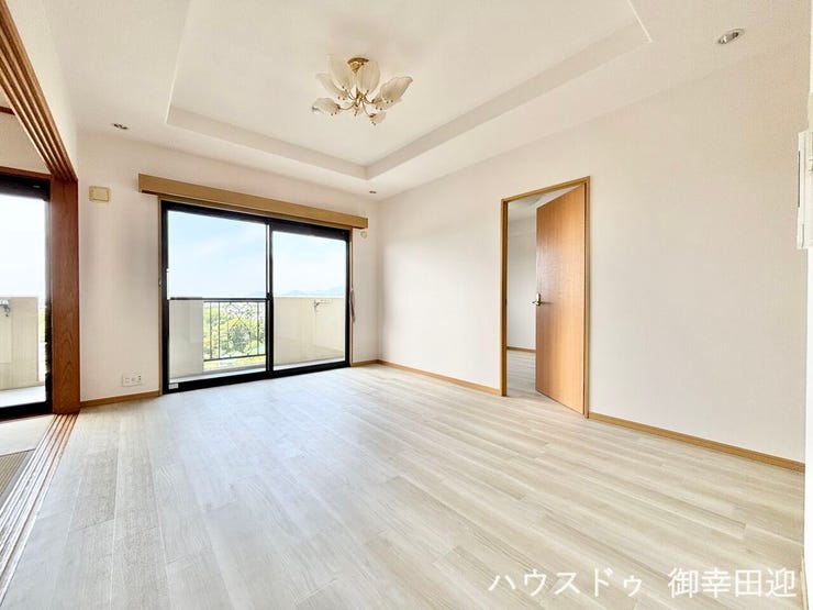 ■安らぎと笑顔の中心地■陽光が優しく降り注ぎ、会話が自然と弾む。ここでは、毎日が特別な時間へと変わります。