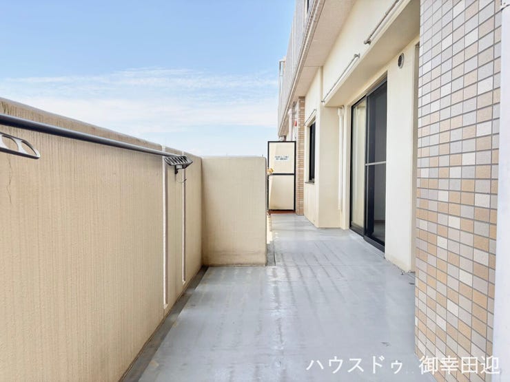 ■空の下の開放的な特等席■日光浴や読書、外の空気を感じながらリフレッシュ。暮らしを豊かにする、もう一つの心地よい空間です。