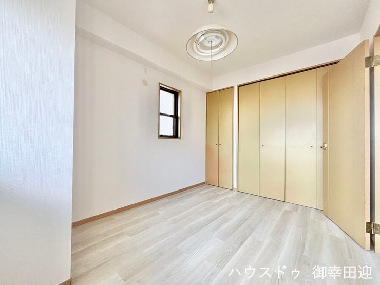 ■2階6帖洋室■寝室、書斎、趣味の部屋。家族の成長やライフスタイルに合わせ、様々な使い方ができる快適な空間です。
