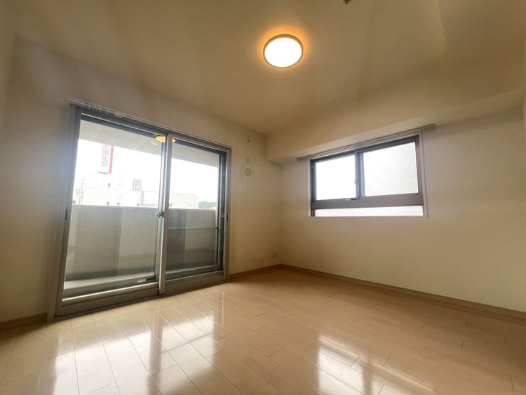 自然光が入る温かみのある洋室は、ゆったりと自分の時間を過ごすのにも最適です♪