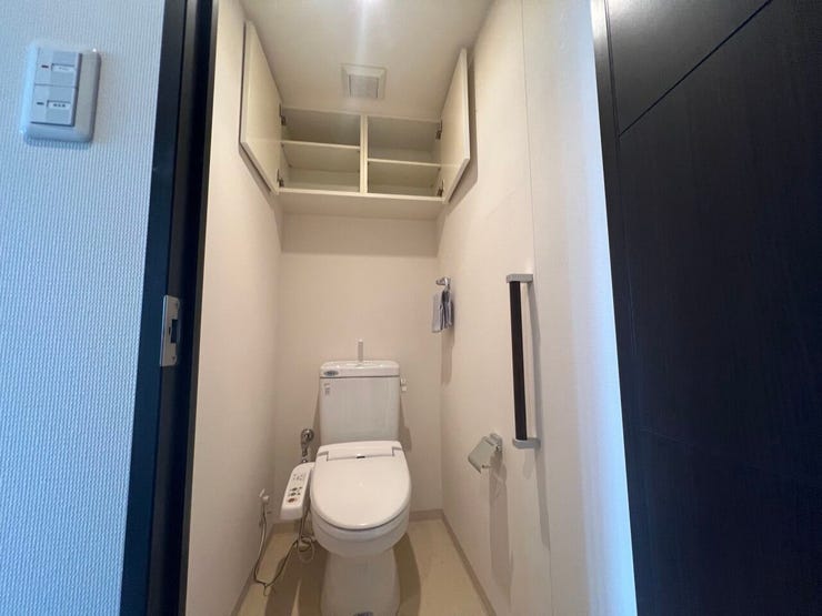 トイレは収納完備のため、トイレットペーパーなどもすっきりと収納可能!