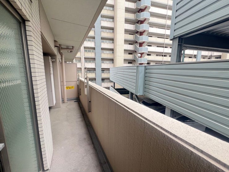 キッチンから直接出入りできる、ゆとりのあるバルコニーです♪