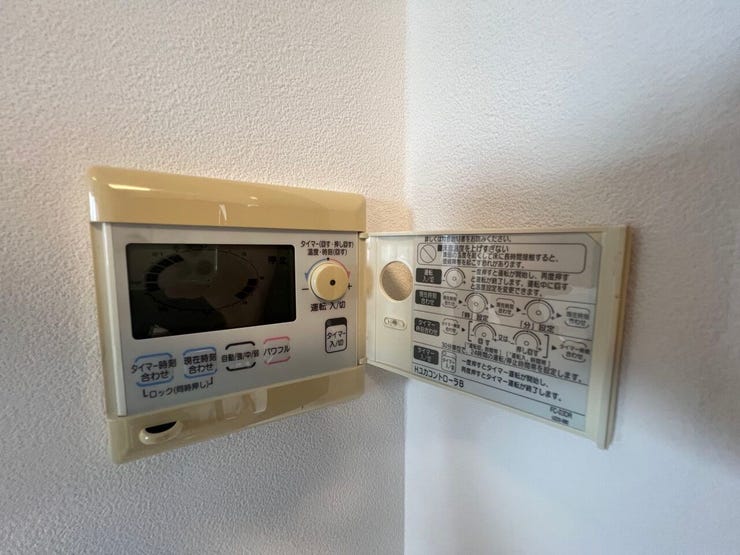 足元からお部屋を暖める床暖房付き♪