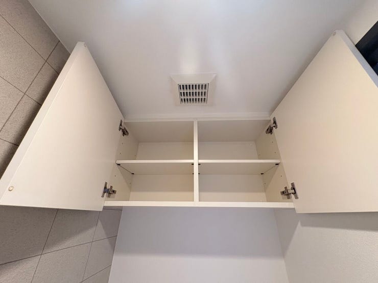 収納完備のため、トイレットペーパーなどもすっきりと収納可能!