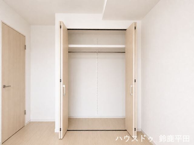 ※家具消し加工をしています。
北西約6帖洋室にある収納スペースです。衣服や小物などをすっきり整理ができ、お部屋を広くお使いいただけます。