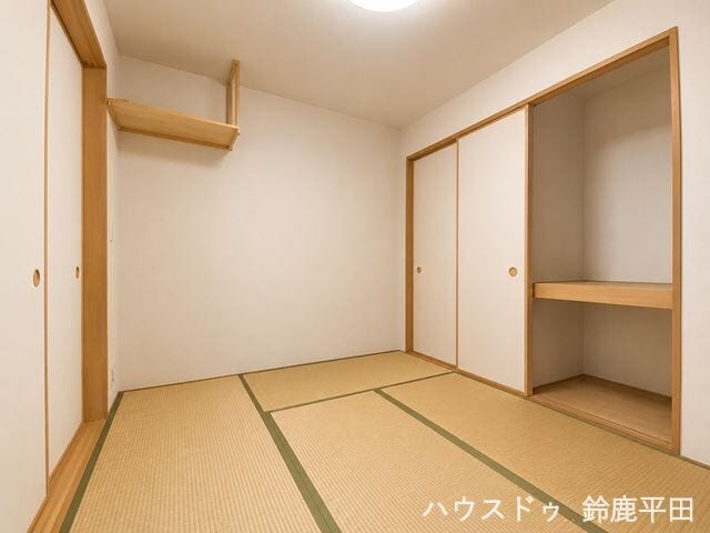 ※家具消し加工をしています。
【約5.5帖和室】客間やくつろぎスペースとしてもお使いいただけるお部屋です。畳のやわらかな空間が落ち着きますね。