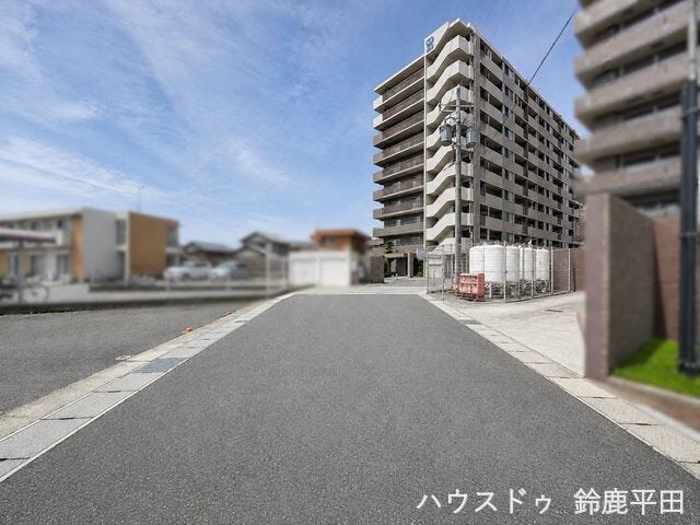 ゆとりのある前面道路で車や歩行者が十分に通れます。
(2026年6月8日 撮影)