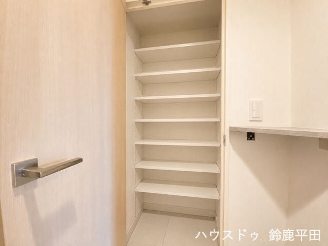 ※一部加工をしています。
【シューズインクローゼット】可動棚がついているので靴の高さに合わせてすっきり収納することができます。