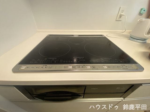 【3口コンロ・グリル】複数の調理を同時にでき、時間短縮にもなりますね。