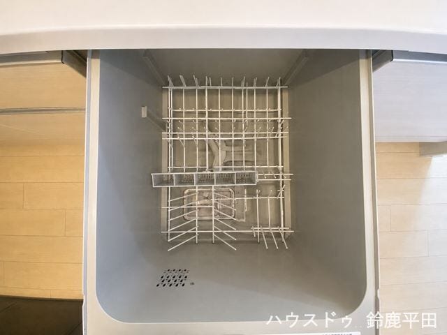 【食器洗浄乾燥機】家事の負担を軽減し、手洗いでは落ちにくい汚れもしっかり洗浄してくれます。