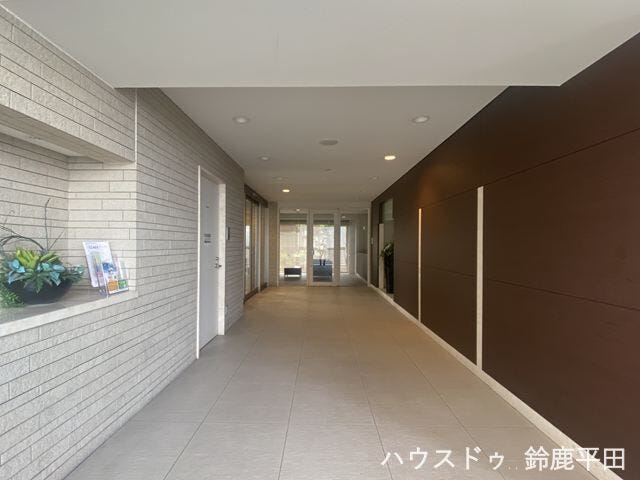 通路の幅もひろく、清潔に整えられたエントランスです(2026年6月6日 撮影)