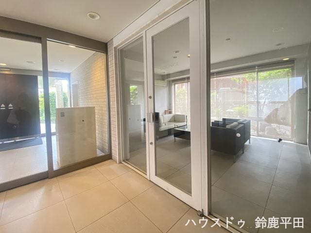 ソファが置かれたロビーは、暮らしにゆとりをもたらす共用スペースです(2026年6月6日 撮影)