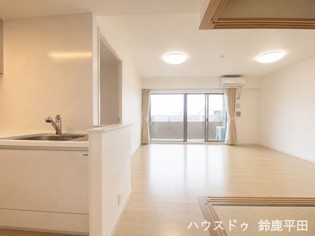 ※家具消し加工をしています。
キッチンとリビングが一体となった開放感あふれるLDKです。家事をしながらでもリビング全体を見渡せるお部屋です。