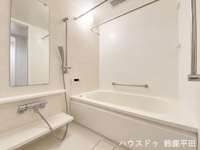 ※一部加工をしています。
清潔感のある白を基調とした浴室で、快適なバスタイムをお楽しみいただけます。