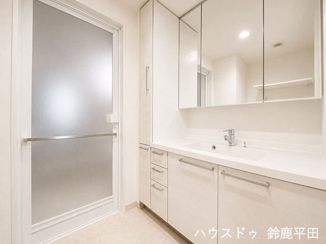 ※一部加工をしています。
三面鏡付きの洗面所で朝の身支度がスムーズにできます。また収納スペースも備えているので、日用品などすっきり整理することができます。