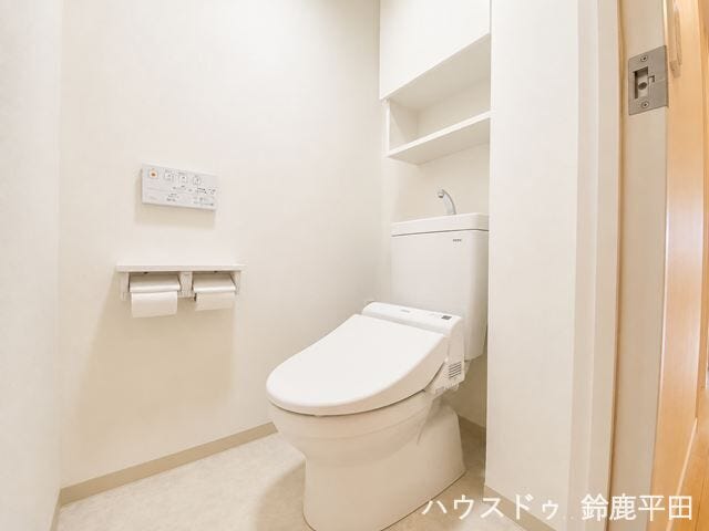 ※一部加工をしています。
上部に収納スペースがついていてストック品などを見せずに整理できるのですっきりとした印象の空間です。
