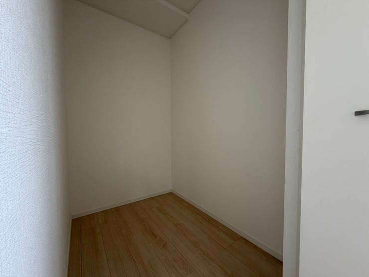5.2帖洋室にあるウォークインクローゼットです。
衣装ケースや荷物なども置けるようになっています!