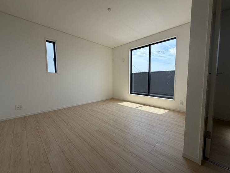 主寝室として使用できる8帖の洋室です。
バルコニーへも移動できるようになっています。