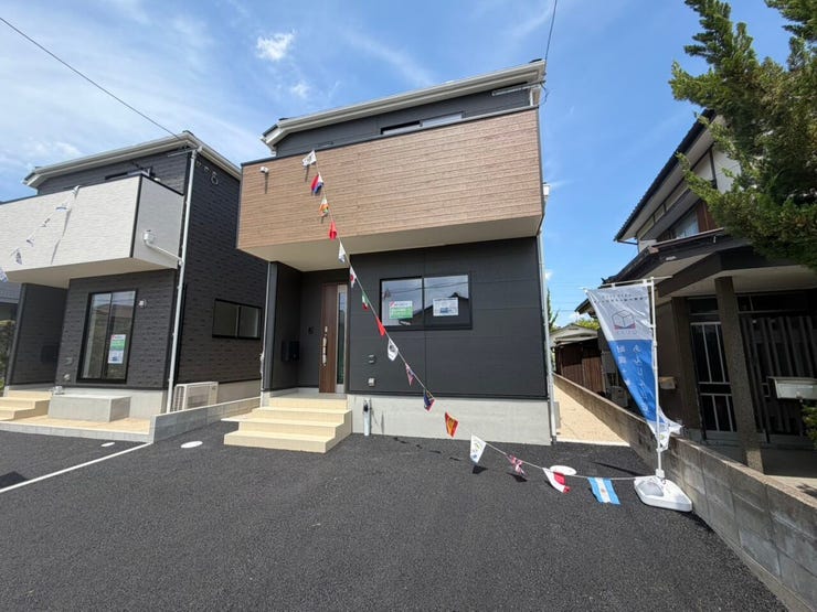 内覧は毎日受付中です!
閑静ながらも町へのアクセスが良い佐賀市下田町で新しい生活を始めてみませんか?
お気軽にお問い合わせください。