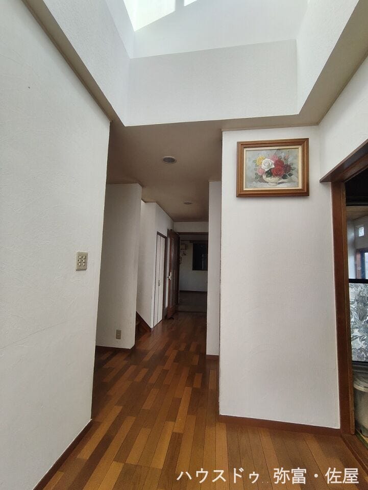 1階玄関ホール♪上部吹抜けのため明るく開放感が有ります!
