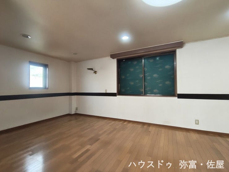 ゆとりある約13帖の主寝室!3面採光のため通風・採光良好です(^^)
