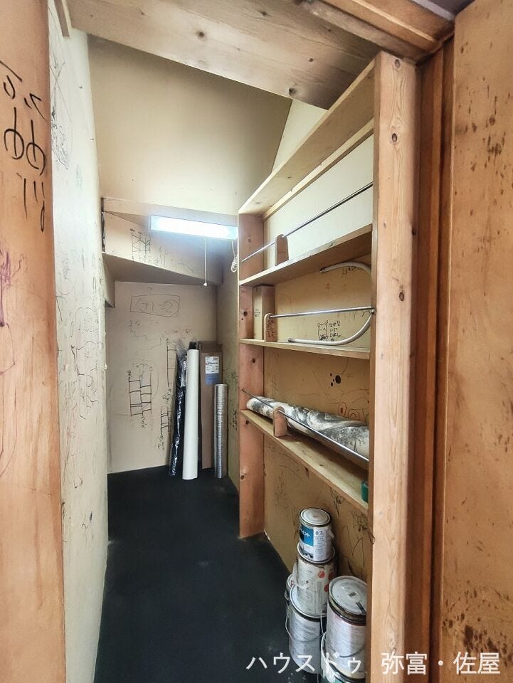 階段下収納有り♪掃除道具や季節の家電など片付けられます!!