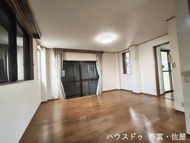 3面採光の明るいLDK!南向きのリビングは暖かい日差しが感じられます(^^)