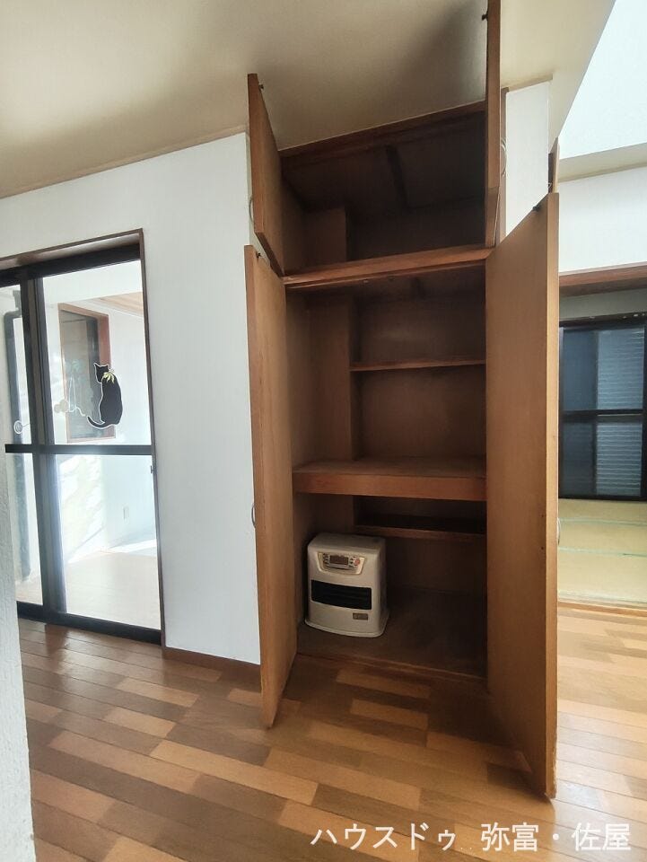 1階廊下収納!非常用品など保管できます♪