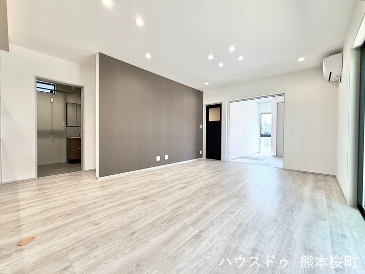 ■安らぎと笑顔の中心地■陽光が優しく降り注ぎ、会話が自然と弾む。ここでは、毎日が特別な時間へと変わります。