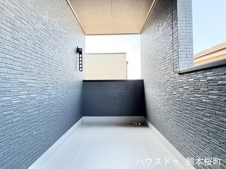 ■空の下の開放的な特等席■日光浴や読書、外の空気を感じながらリフレッシュ。暮らしを豊かにする、もう一つの心地よい空間です。