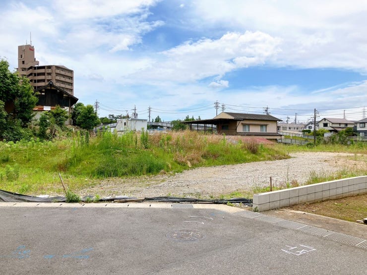 【北向きの土地】
北向きの土地は直射日光を受けにくいです!
そのため室内や駐車中の車が高温になりにくく、夏場でも比較的涼しく過ごすことができ、エアコンの効率も向上するため省エネ効果が期待できます♪
