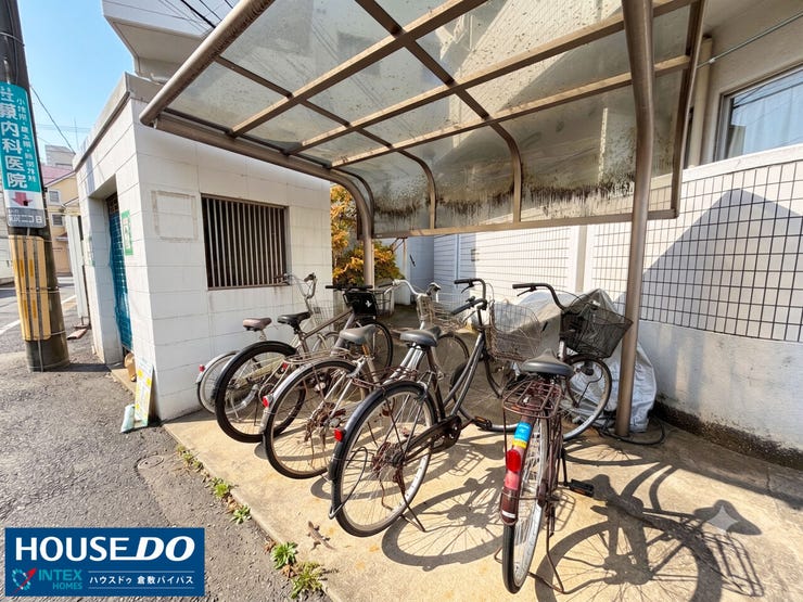 【雨の日も安心な屋根付きの駐輪場】
屋根付きの駐輪スペース!平置きタイプなので自転車の出し入れもスムーズです。毎日の通勤・通学や、ちょっとしたお買い物へのフットワークも軽くなりますね♪