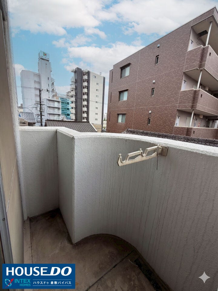 【心地よい青空を仰ぐバルコニーからの眺望】※小物等AI除去済※
周囲に高い建物がありつつも開放的な青空が気持ちよく広がります!日当たりや風通しも確保されており毎日のリフレッシュスペースに♪