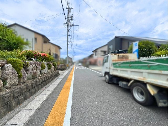 幅員約6mの前面道路です。道路幅が広いので、向かいの住宅とも距離があるため日当たりも確保しやすいです。
(2026年6月8日 撮影)