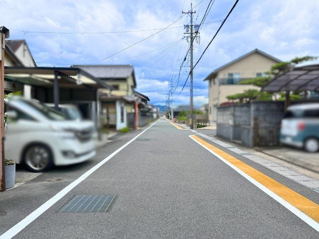 幅員約6mの前面道路です。道路幅にゆとりがあるので、車種を選びません。大きめの車を乗りたい方にもオススメです。
(2026年6月8日 撮影)