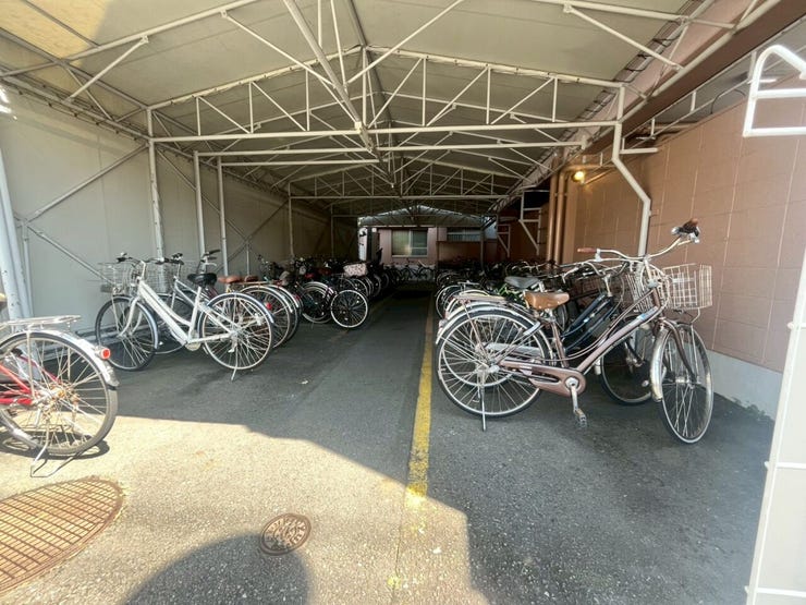 屋根付きの駐輪場になります。