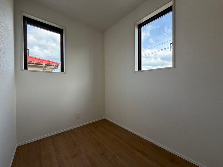 2階には4部屋の洋室がございます。
こちらは3帖の洋室となっています。