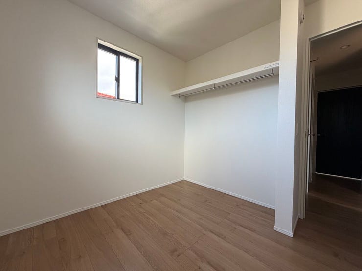 4.5帖の洋室です。
お子様のお部屋や趣味の部屋など様々な用途で使用できます。