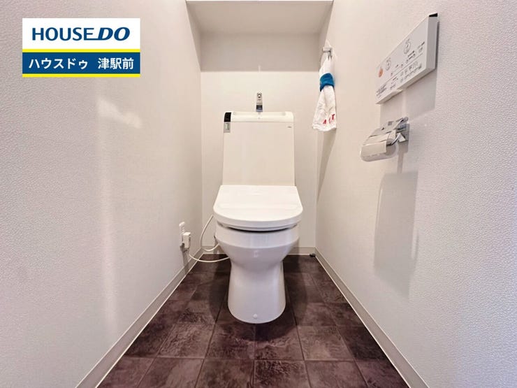 ■トイレ
お掃除しやすい素材と機能にこだわった、シャープなフォルムのトイレはいつまでもキレイが続きます。少ない水量で洗浄できる、環境にもお財布にもやさしいエコなトイレです。
