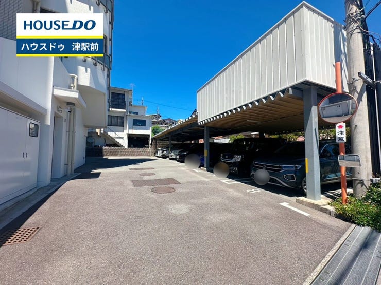 ■敷地内駐車場
1住戸に付き1台確保です。区画は抽選となります。
近隣にも月極駐車場が多数ございます。
