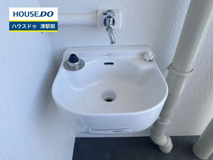 ■スロップシンク
バルコニーには立水栓を設置してあります。バルコニーのお掃除やペット用品を洗ったり、植栽への水やりにも便利な設備です