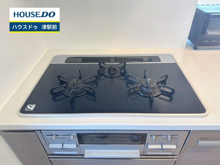 ■3口コンロ
ハイパーガラスコートトッププレートコンロを採用。
衝撃やキズに強く、お手入れがしやすいのが特徴です。
すべてのバーナーに温度センサーを搭載、過熱防止機能や立ち消え安全機能付きです。