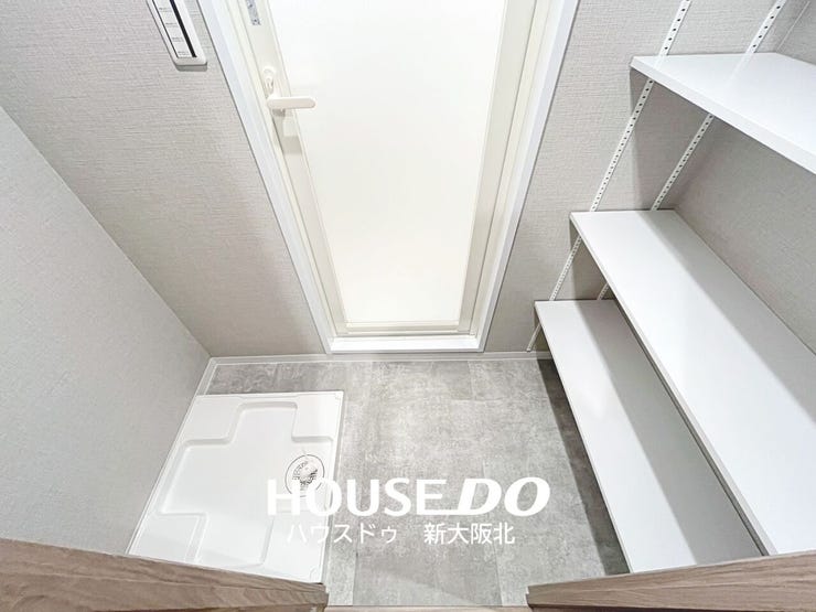 ■浴室の外には可動棚を設置しています!
お好みのレイアウトに変更してお使いいただけます◎