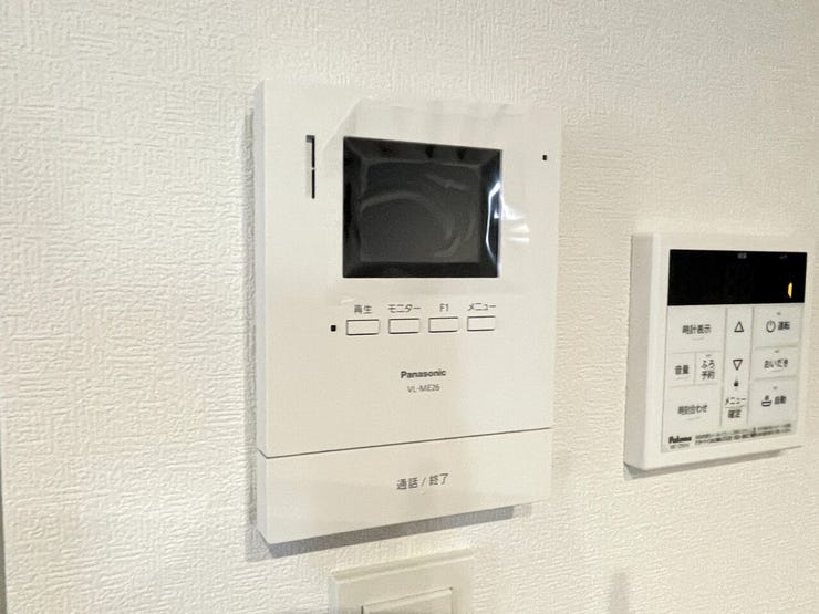 ○カラーモニター付インターホン○ 同仕様
不在時の訪問は自動で録画されます。
訪問者の顔が確認できるのでお子様の留守番にも安心です♪