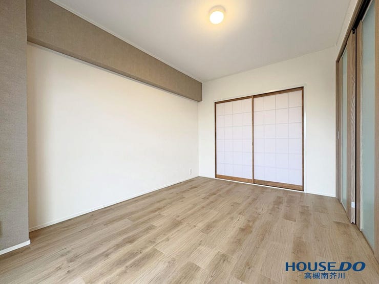バルコニーは南向きなので明るいお部屋です