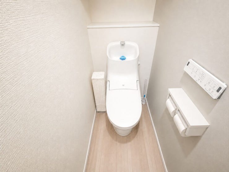 ◆上部に棚の付いたトイレで、トイレットペーパーなど置いておけますので便利です!